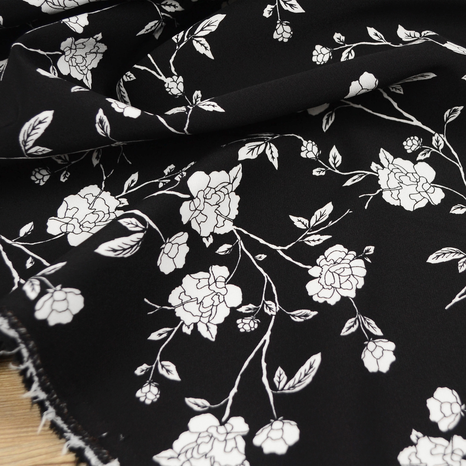 高端黑底白色素描色织牡丹花时尚布料 软中带挺平整不易皱有垂感