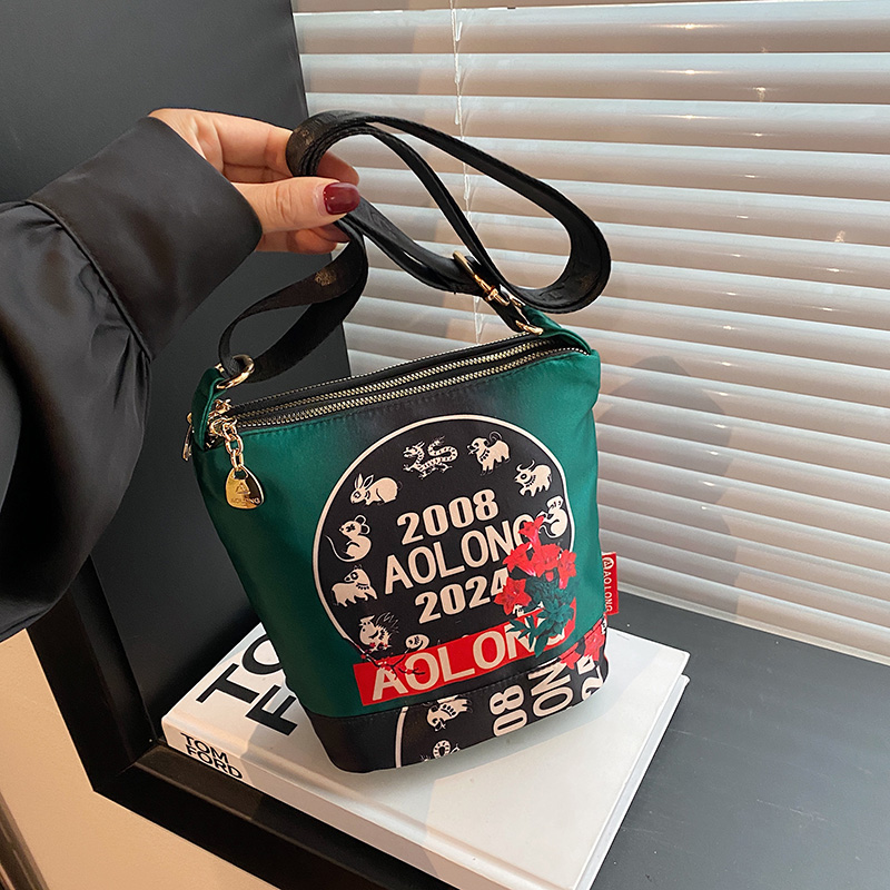 新款迷你女包单肩斜挎包时尚百搭牛津布包印花潮手机小包妈妈包