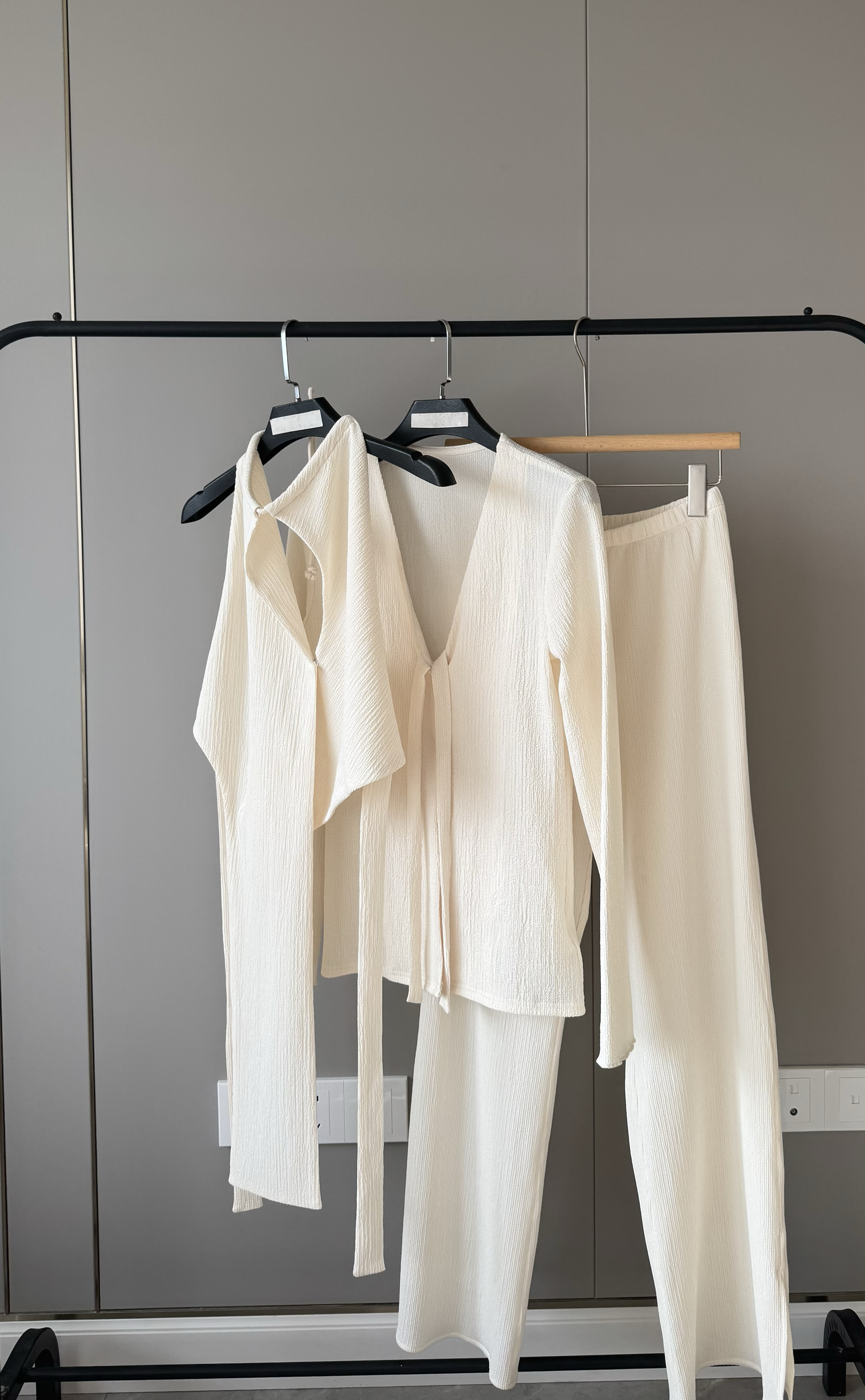 wo 松弛慵懒感套装肌理感性感露背设计挂脖上衣高腰阔腿长裤