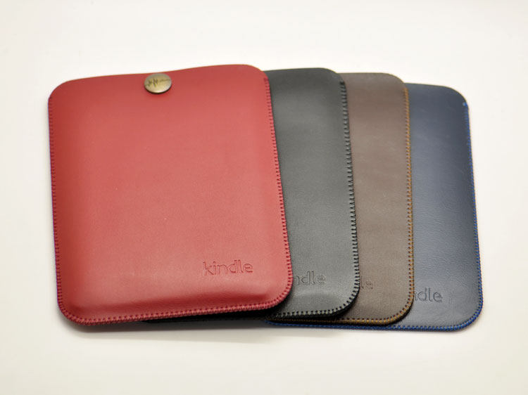 采用独家防掉落设计，可祼机使用，也可带原装电池保护套后使用，内置挡板正面夹层中有一块硬板，如果裸机使用的时候起抗压保护屏幕作用。