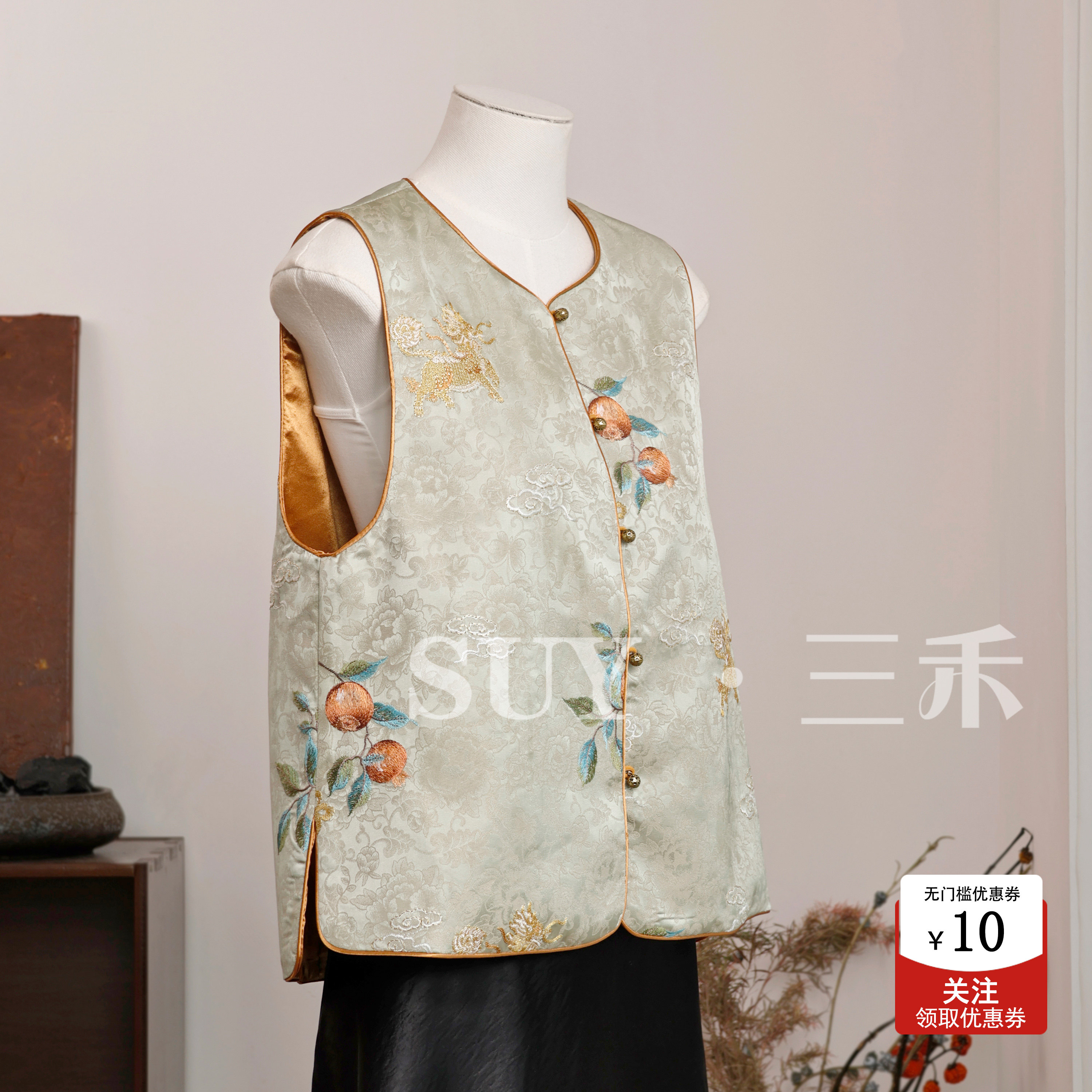 三禾新中式文艺少女缎面暗纹提花马甲女2025石榴麒麟刺绣坎肩背心,女装/女士精品,马夹,淘宝优惠券,粉丝福利购,淘宝优惠卷