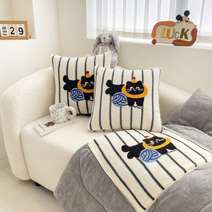 毛巾绣牛奶绒抱枕被子两用二合一盖毯办公室午睡车载靠枕沙发被冬