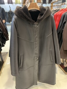 辛集国际皮革城专柜清仓女士长款连帽南非进口美利奴羊皮毛一体棕