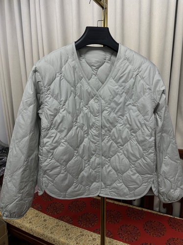 品牌尾单同厂出 简约纯色菱格轻薄V领羽绒服短款宽松内搭外套断码