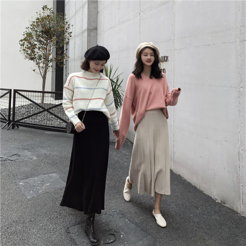 Real-time photographs have been taken to test the loose mid-long A-shaped skirt with high waist and slim knitted half-length skirt in autumn and winter