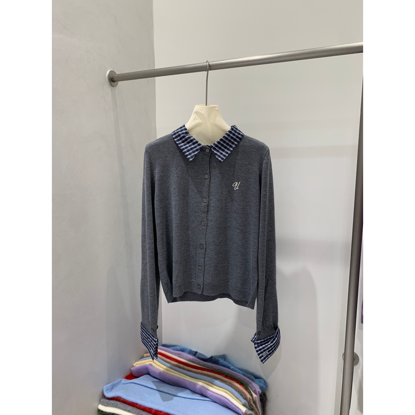 一善服饰冬上新韩系格纹袖口衬衫领拼接刺绣减龄针织开衫30NM536