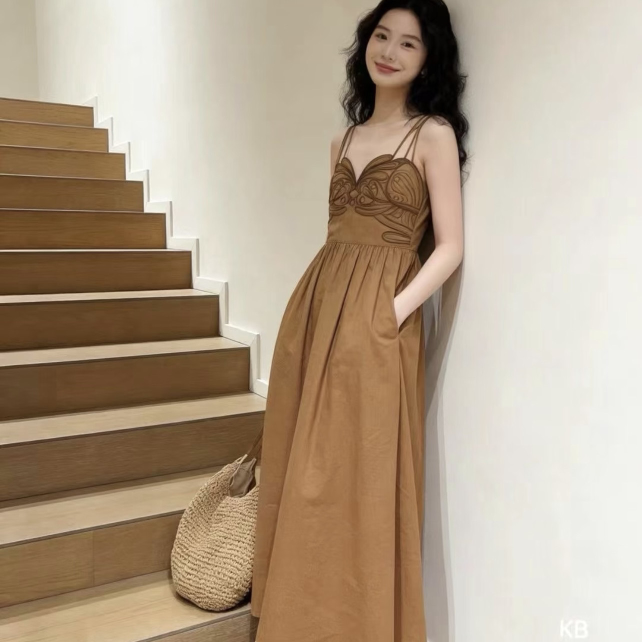 静茹五一出游ootd波西米亚复古刺绣花纹高腰吊带抹胸连衣裙连衣裙