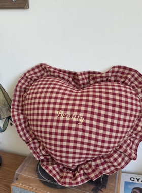 全棉粉色爱心花边抱枕复古红格刺绣靠枕节日道具心形装饰枕可定制