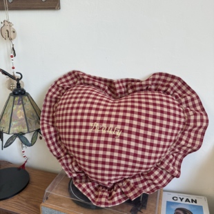 全棉粉色爱心花边抱枕复古红格刺绣靠枕节日道具心形装饰枕可定制