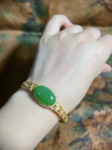 高品质大蛋面天然和田玉翠苹果绿俄碧玉18K金镶钻石蓝宝石手镯子