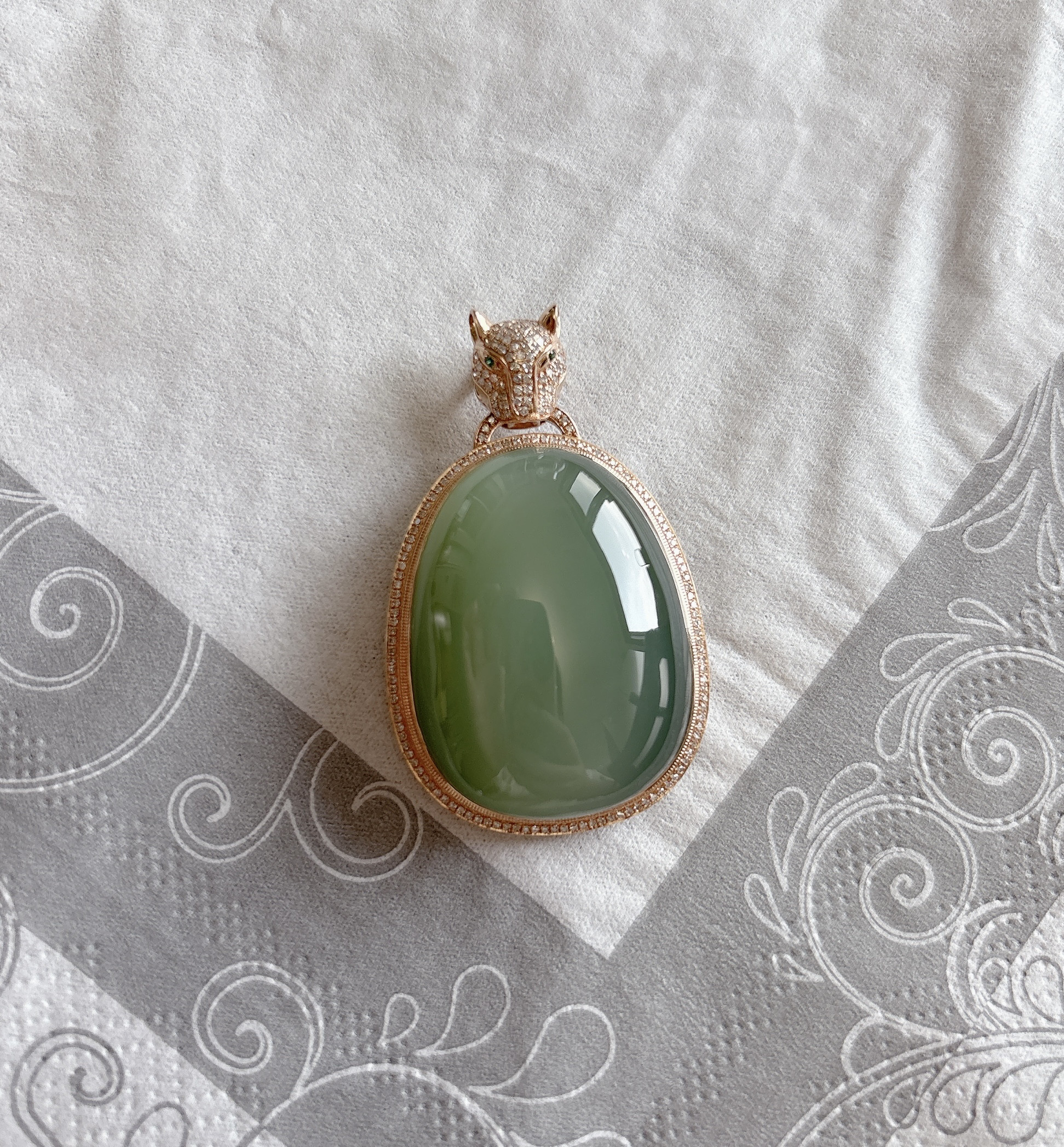 高品质和田玉碧玉粉青无结构起荧光猫眼18K金镶满钻豹子头大吊坠