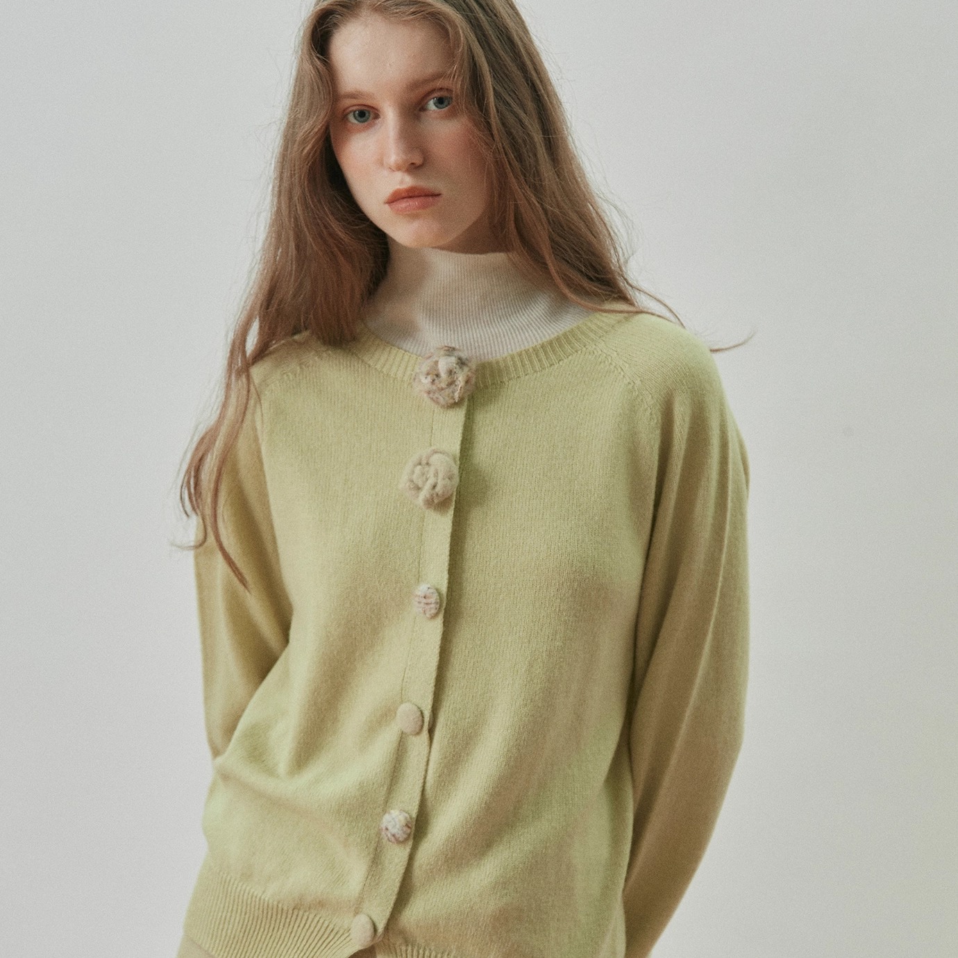 熏若黄绿色钩花扣子长袖针织开衫