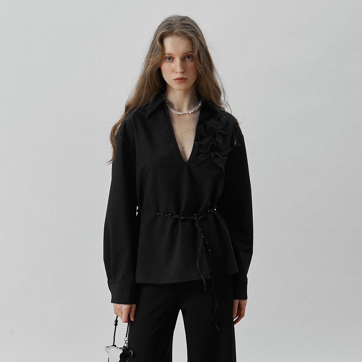 XUNRUO熏若 设计师品牌上衣女士25秋冬新款黑色手工花v领长袖衬衫