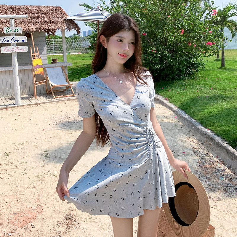 2026新款泳衣女连体裙式保守显瘦遮肚微胖短袖碎花大小胸温泉泳装