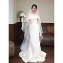 法式 缎面轻婚纱一字肩白色森系新娘订婚礼服女气质拖尾迎宾出门纱