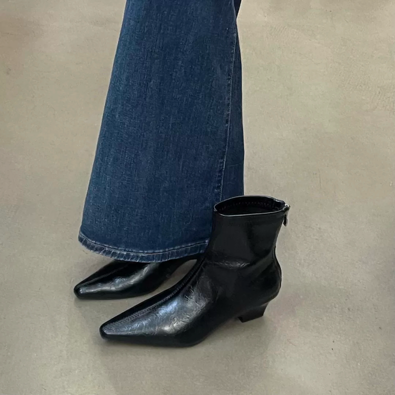 Qianyiya法式复古尖头粗跟短靴女2025秋冬新款黑色瘦瘦靴子时装靴