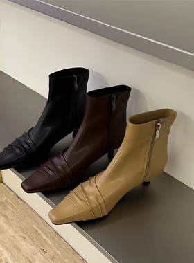 梦梦家 780-25 2025NEW SPRING 韩系百搭白色尖头褶皱细跟短靴