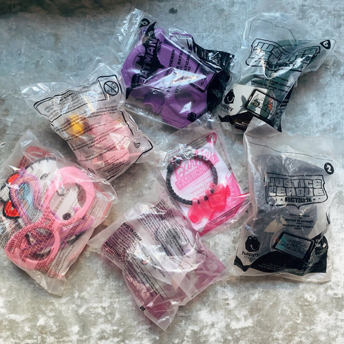 麦当劳赠品玩具LPS小松鼠KT猫绿灯侠蝙蝠侠公仔手办模型摆件