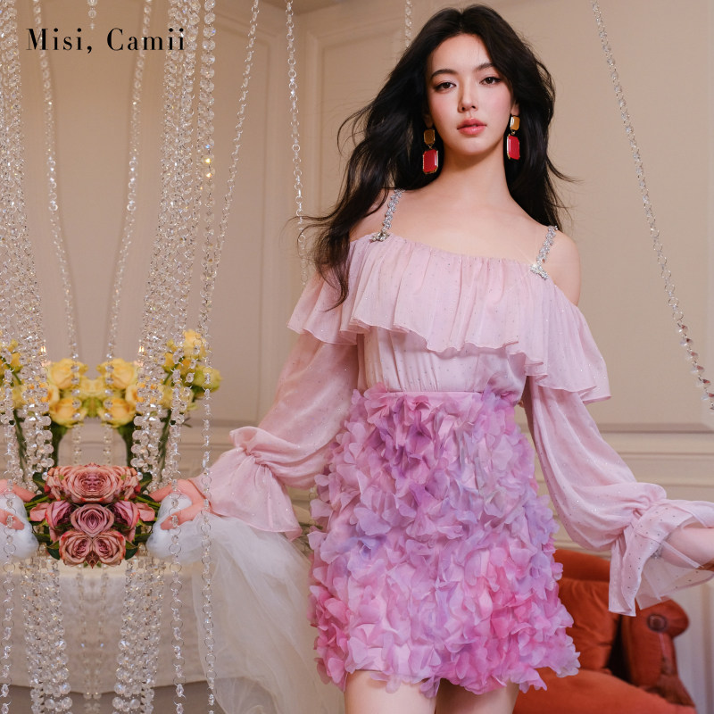Misi,Camii春夏新款女装幻彩钻顺纡一字肩吊带上衣时尚百搭设计感