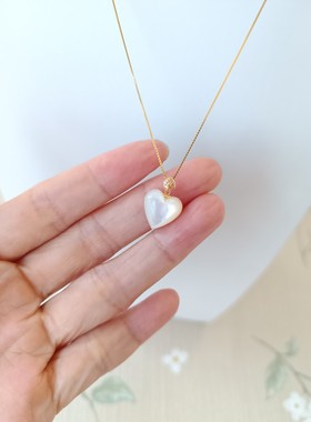18k金扣头镶嵌闪亮白贝壳爱心形精致迷你吊坠项链银链项饰女款