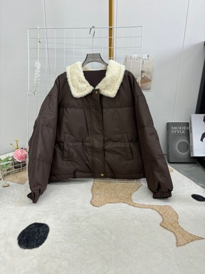 咖色羊羔翻领羽绒服短款2025冬季欧版新款鸭绒外套PU皮面免洗防风