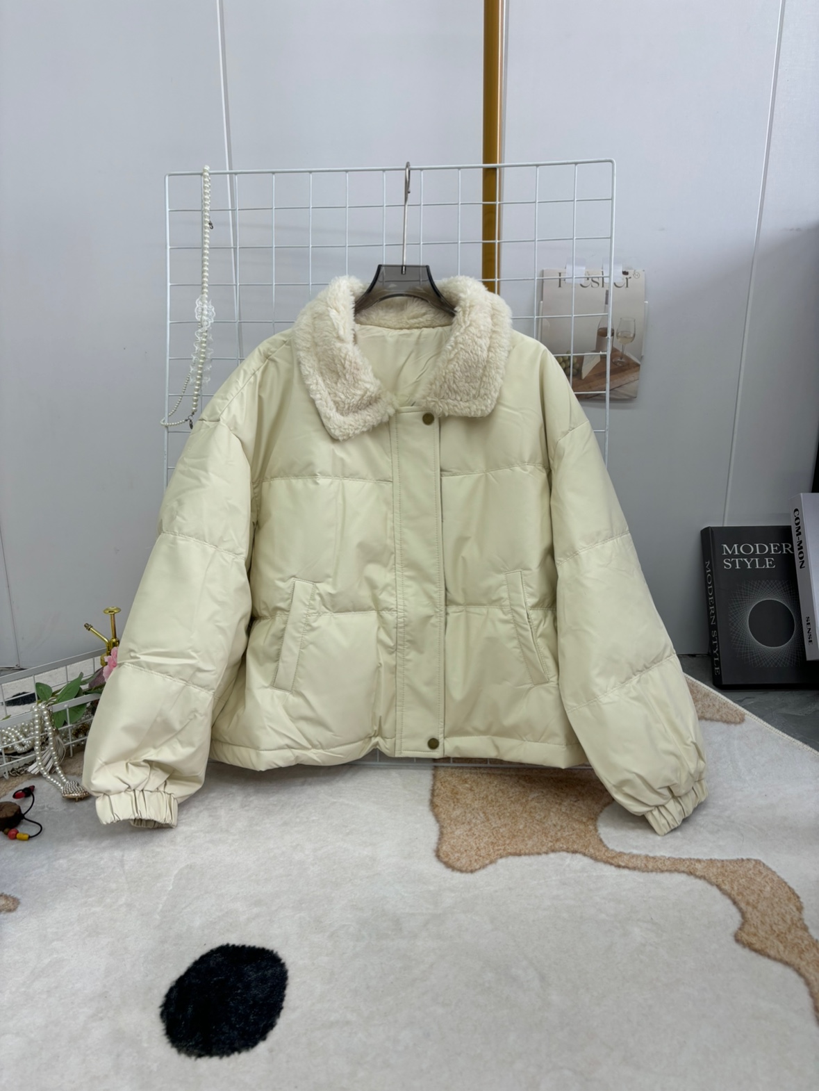 2025新款羊羔翻领短款加厚保暖羽绒服外套PU面料防风袖口免洗设计