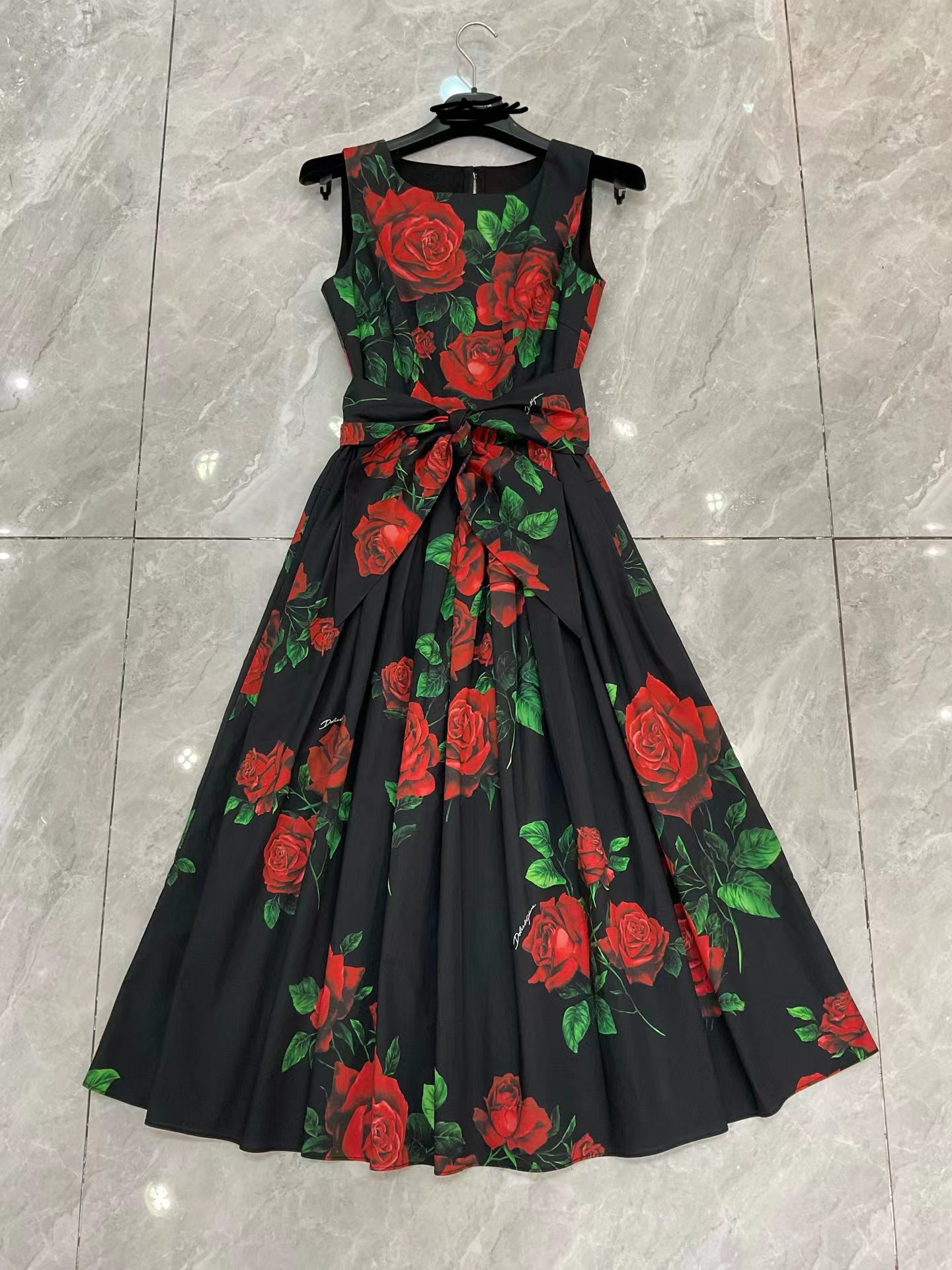 欧美时尚女神D家同款黑底红玫瑰花府绸棉背心连衣裙 高品质图片