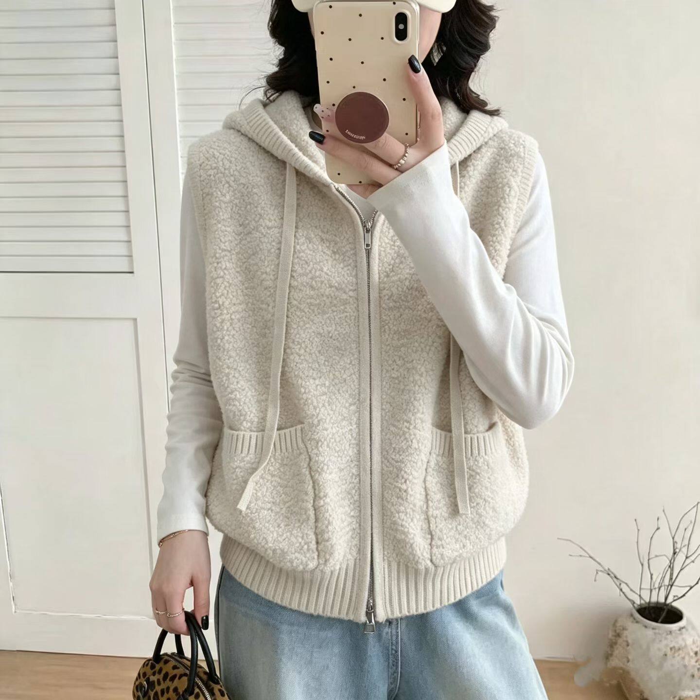 2026年冬新款简约通勤洋气带帽减龄拉链深灰色马甲女无袖针织上衣