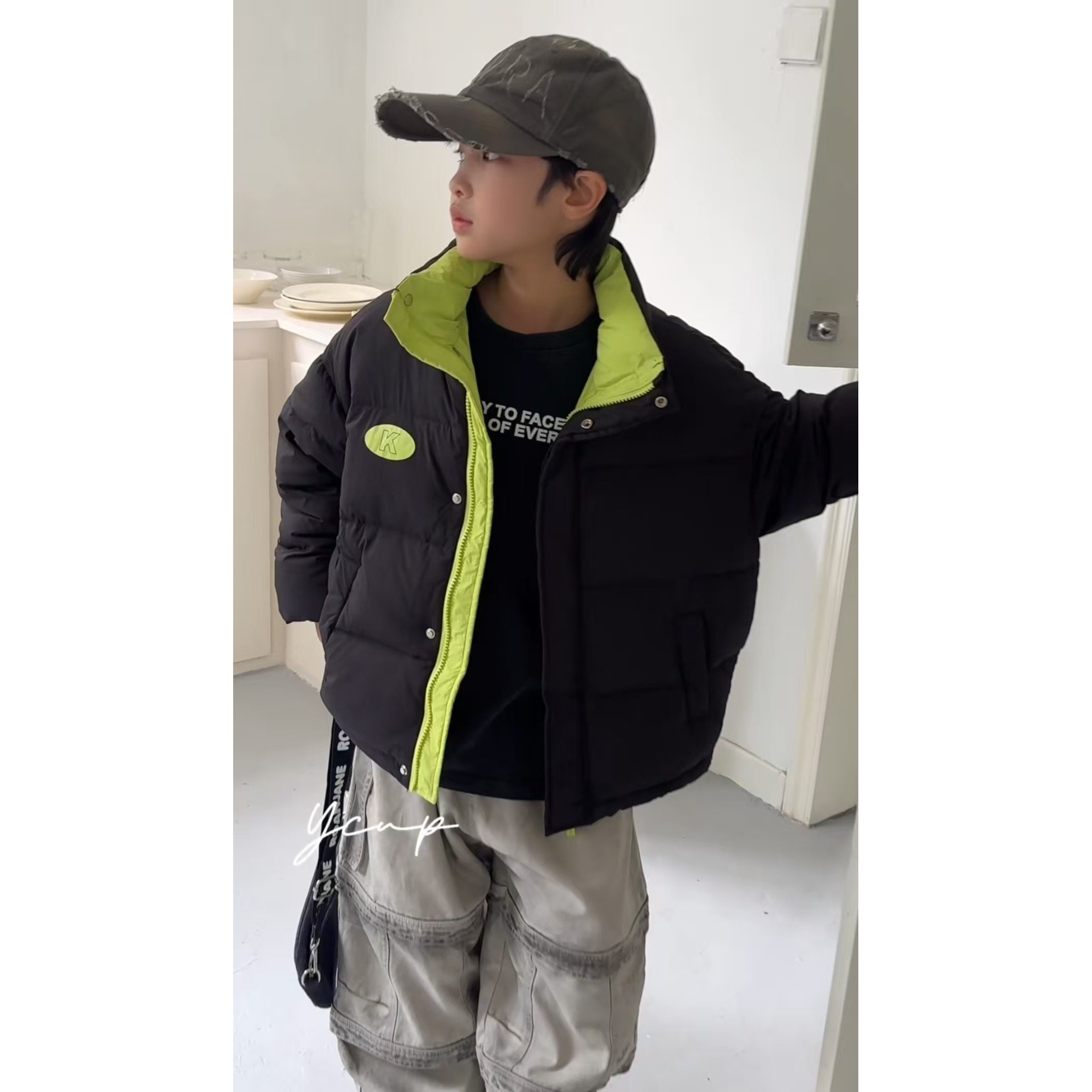 11.22宇C黑色刺绣字母常规款羽绒服009D