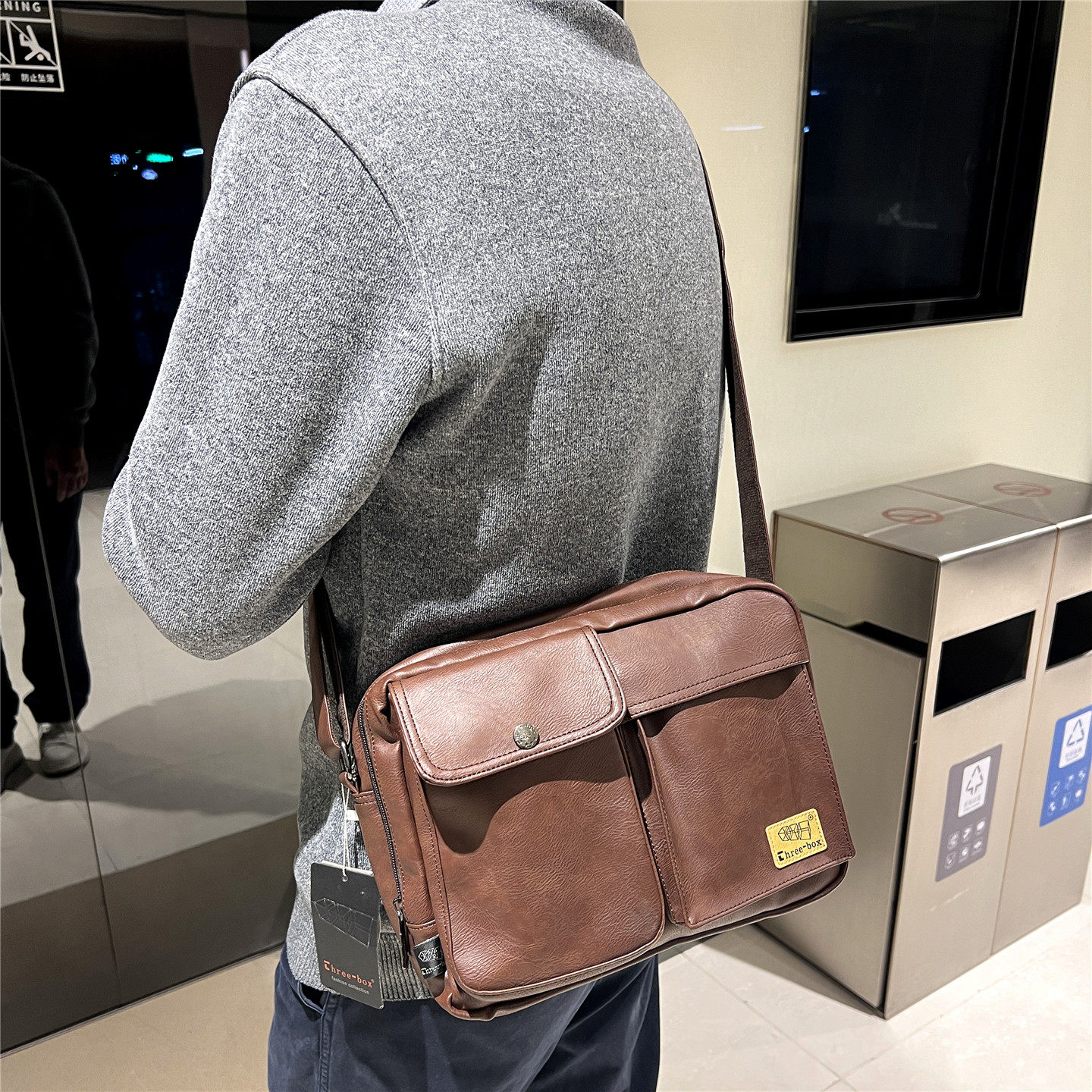 三盒子潮牌时尚男士斜挎包