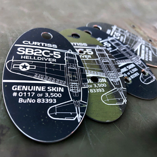 美国PLANETAGS 地狱俯冲者SB2C-5轰炸飞机蒙皮钥匙扣行李牌文创