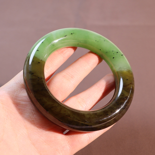 上新了方言和田玉特色俄料乌兰海碧玉苹果绿带糖56mm胖圆手镯A2