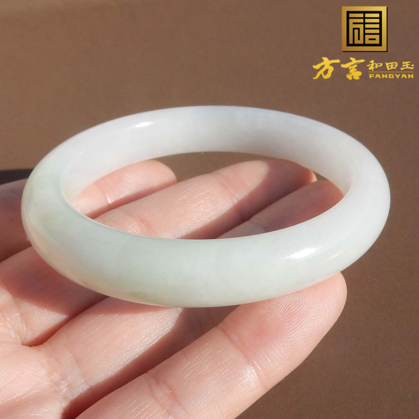 亏麻了方言品牌和田玉温润细腻俄罗斯老坑料白玉带翠卡53mm手镯s2