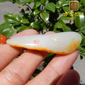 方言企业精品和田玉龙河产罕见羊脂玉金桔皮俏色籽料山水吊坠F1