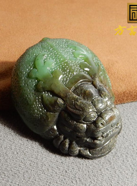 俄罗斯阳绿碧玉带糖色龙龟手把件