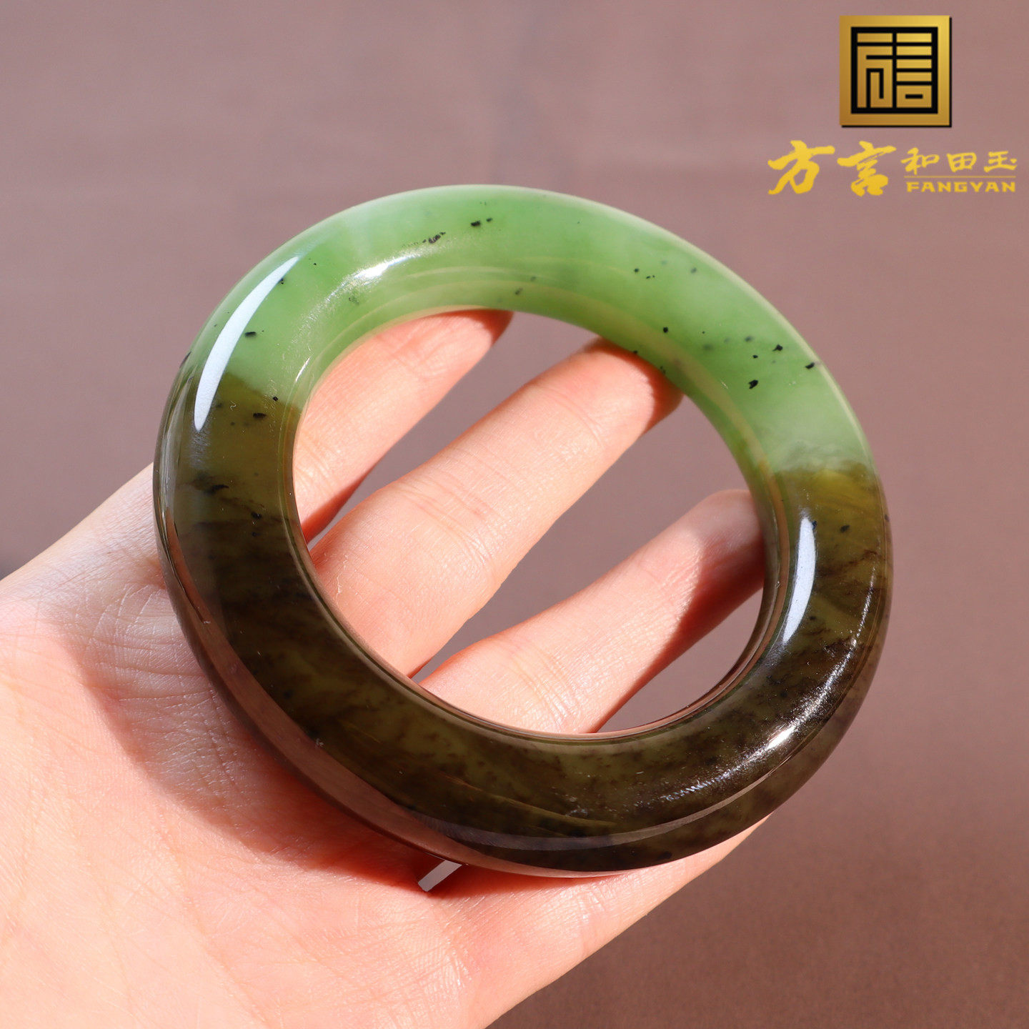 上新了方言和田玉特色俄料乌兰海碧玉苹果绿带糖56mm胖圆手镯A2