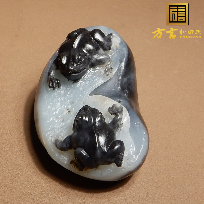 黑白分明青花籽料呱呱来财把件