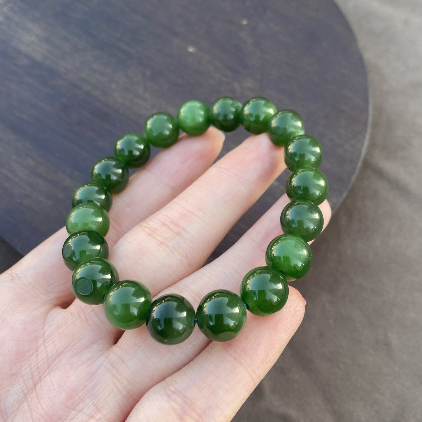 特惠方言和田玉精品俄罗斯特色老坑料阳绿色碧玉卡10mm圆珠手串A2