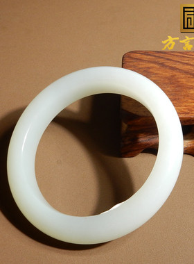 俄罗斯老料白玉飘翠57mm精美手镯