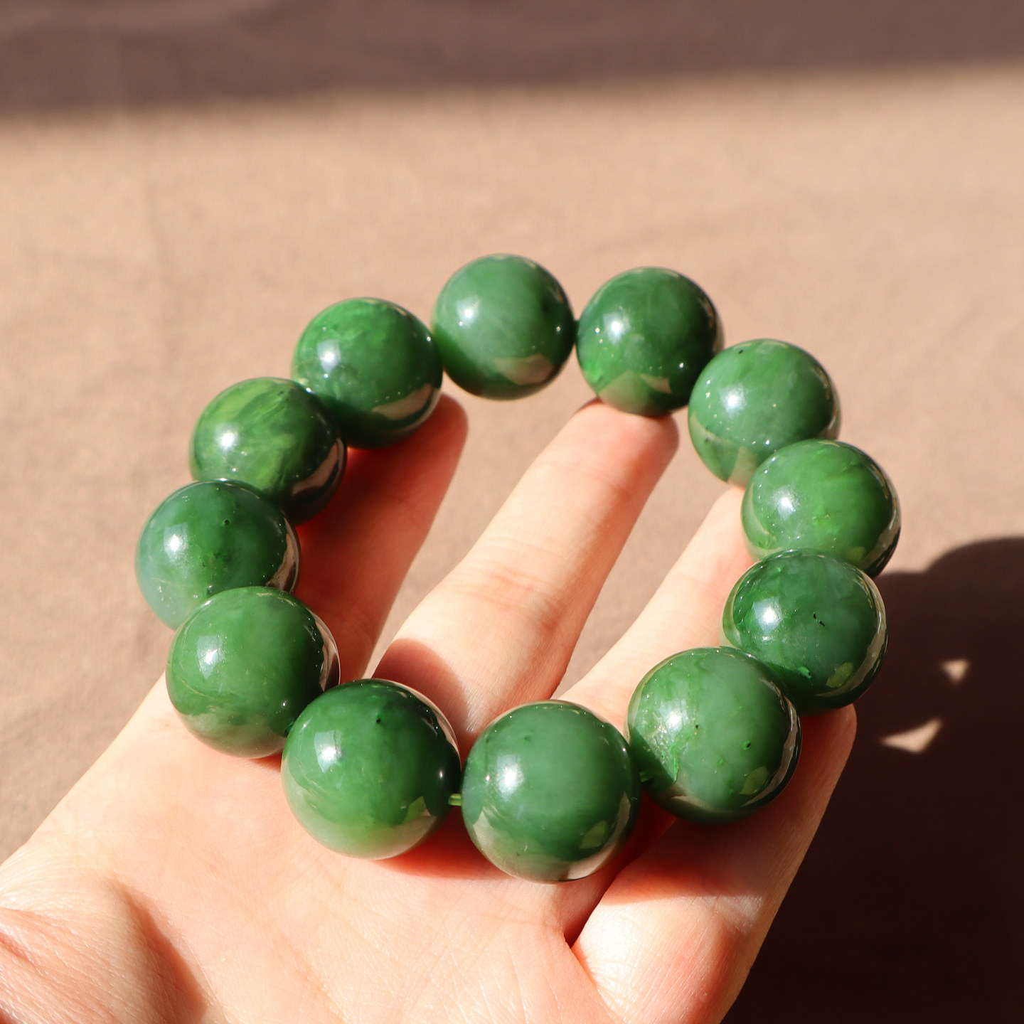 惊呆了方言精品和田玉特色俄罗斯老坑料辣阳绿碧玉18mm圆珠手串A2