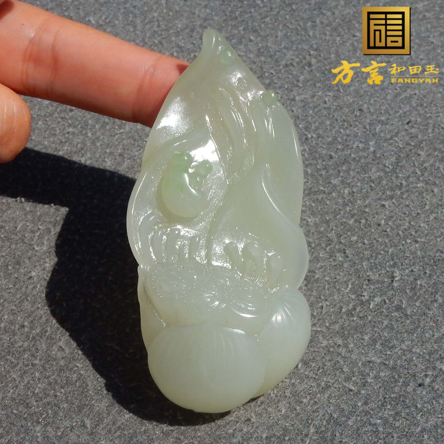 惊呆了方言和田玉俄罗斯老料油润细腻白玉带翠悟道莲花挂件吊坠s2