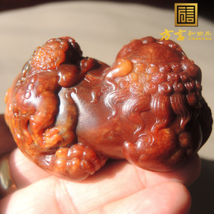 天塌了方言品牌罕見(jiàn)珍稀俏色名品多彩玉全紅沁籽料大貔貅手把件R