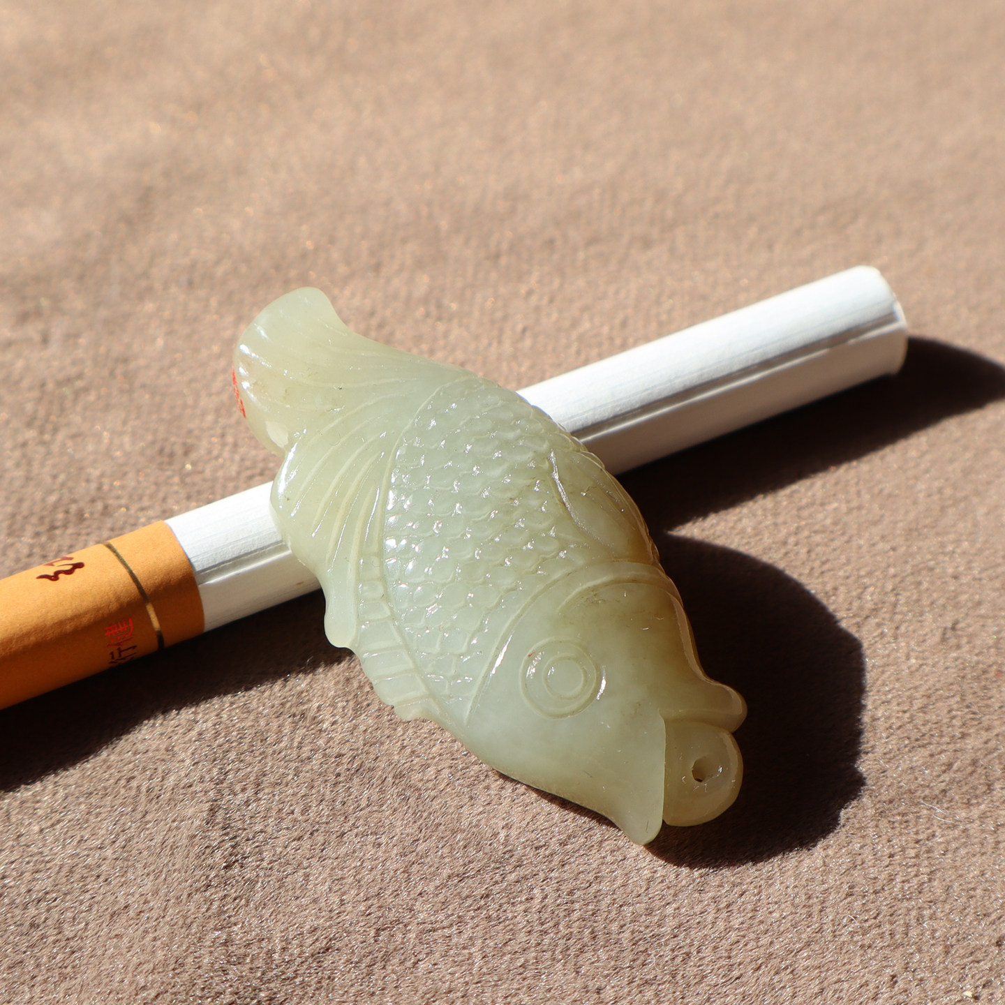 精品方言和田玉新疆细腻油润且末料糖白玉俏雕年年有余吊坠挂件A2