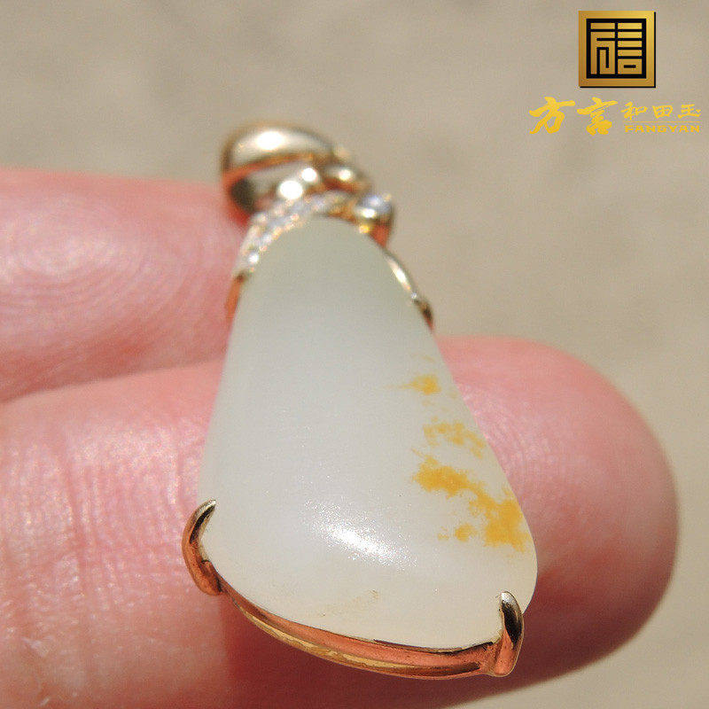 方言一口气红活皮水滴型带翠羊脂玉籽料18K金镶玉真钻原石吊坠子F