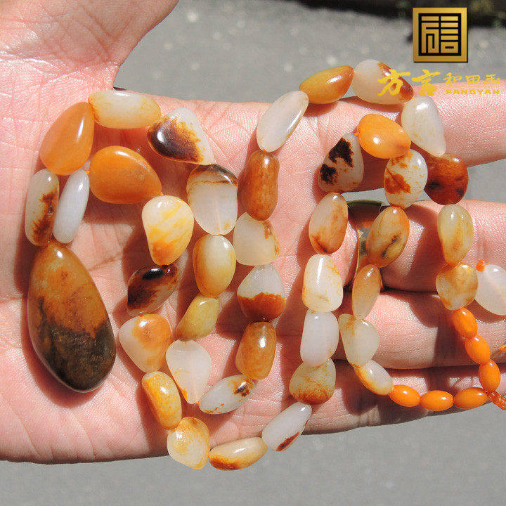 方言和田玉珍藏级精品双面聚鹿油皮玩料配红黄皮豪华籽料项链子F