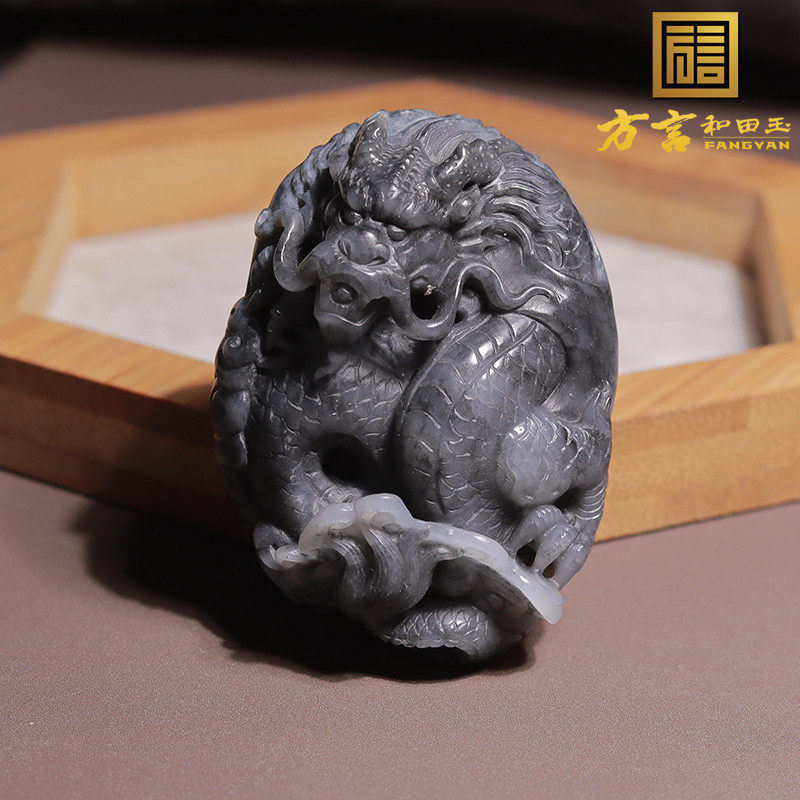 方言和田玉4260元新疆老熟青花籽料聚墨独籽巧雕龙行天下手把件o