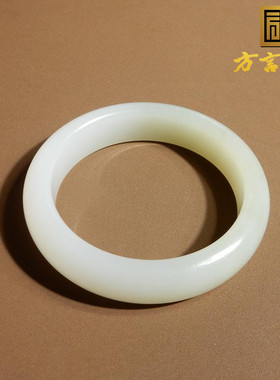 俄罗斯羊脂白玉带翠色卡54mm手镯