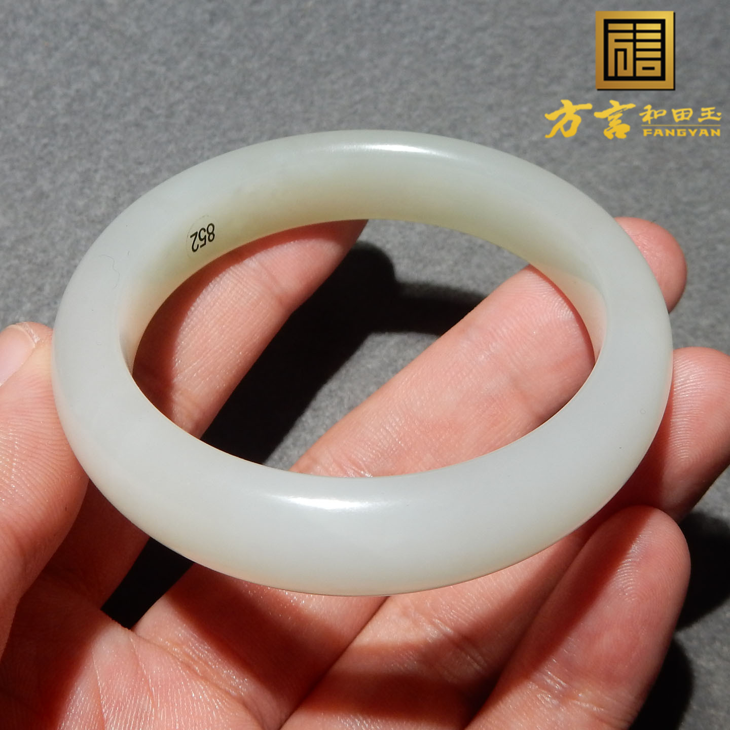 和田玉手镯有独特的色泽和质感