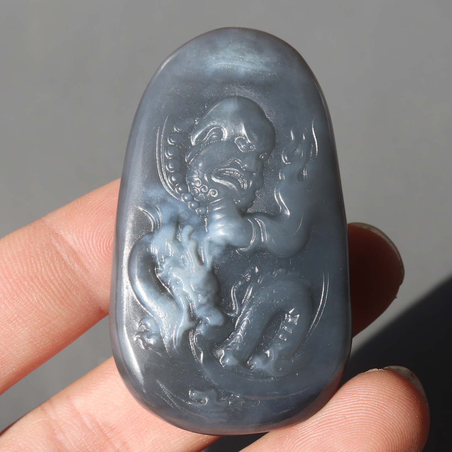 放漏方言精美和田玉青海老坑料油润烟灰紫罗兰降龙罗汉吊坠挂件A8