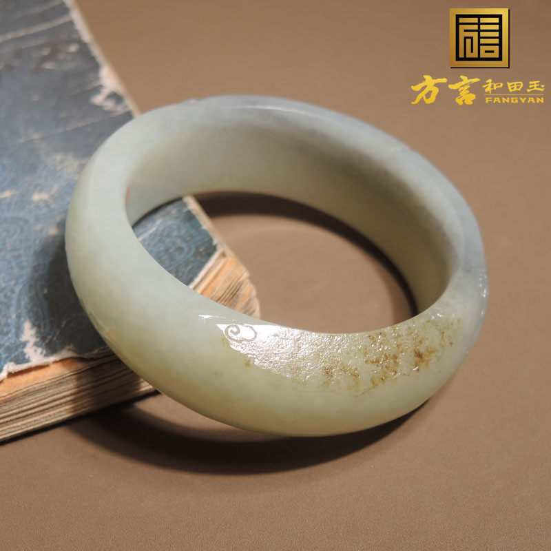 惊呆了方言新疆产青白玉籽料留毛孔秋梨皮高油高细56mm三色手镯h0